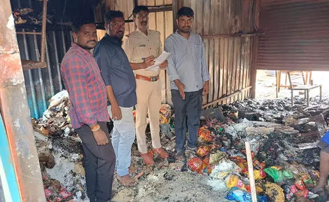 ಬೀದರ್ | ವಿದ್ಯುತ್ ಶಾರ್ಟ್ ಸರ್ಕ್ಯೂಟ್ ನಿಂದ ಕಿರಾಣಿ ಅಂಗಡಿಗೆ ಬೆಂಕಿ : ಲಕ್ಷಾಂತರ ರೂ. ನಷ್ಟ ಬೀದರ್ | ವಿದ್ಯುತ್ ಶಾರ್ಟ್ ಸರ್ಕ್ಯೂಟ್ ನಿಂದ ಕಿರಾಣಿ ಅಂಗಡಿಗೆ ಬೆಂಕಿ : ಲಕ್ಷಾಂತರ ರೂ. ನಷ್ಟ