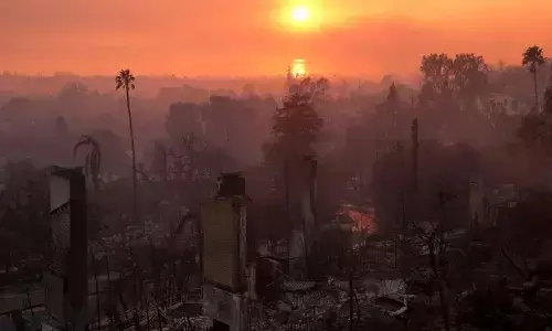 ಲಾಸ್ ಏಂಜಲೀಸ್ ನಲ್ಲಿ ಮತ್ತಷ್ಟು ಆವರಿಸಿದ ಕಾಡ್ಗಿಚ್ಚು : ಮೃತರ ಸಂಖ್ಯೆ 16ಕ್ಕೆ ಏರಿಕೆ, 12,000ಕ್ಕೂ ಅಧಿಕ ಕಟ್ಟಡಗಳು ಬೆಂಕಿಗಾಹುತಿ