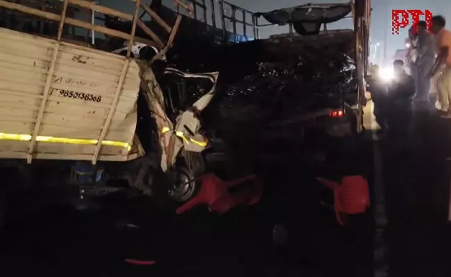 ನಾಸಿಕ್ ಬಳಿ ಟೆಂಪೋ- ಟ್ರಕ್ ಢಿಕ್ಕಿ: 8 ಮಂದಿ ಮೃತ್ಯು ನಾಸಿಕ್ ಬಳಿ ಟೆಂಪೋ- ಟ್ರಕ್ ಢಿಕ್ಕಿ: 8 ಮಂದಿ ಮೃತ್ಯು