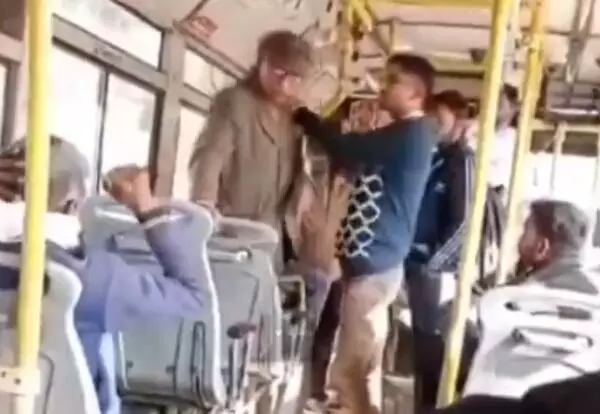 ಹೆಚ್ಚುವರಿ ದರ ವಿವಾದ: ನಿವೃತ್ತ ಐಎಎಸ್ ಅಧಿಕಾರಿಗೆ ಬಸ್ ನಿರ್ವಾಹಕನಿಂದ ಹಲ್ಲೆ ಹೆಚ್ಚುವರಿ ದರ ವಿವಾದ: ನಿವೃತ್ತ ಐಎಎಸ್ ಅಧಿಕಾರಿಗೆ ಬಸ್ ನಿರ್ವಾಹಕನಿಂದ ಹಲ್ಲೆ