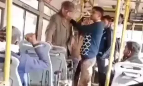 ಹೆಚ್ಚುವರಿ ದರ ವಿವಾದ: ನಿವೃತ್ತ ಐಎಎಸ್ ಅಧಿಕಾರಿಗೆ ಬಸ್ ನಿರ್ವಾಹಕನಿಂದ ಹಲ್ಲೆ