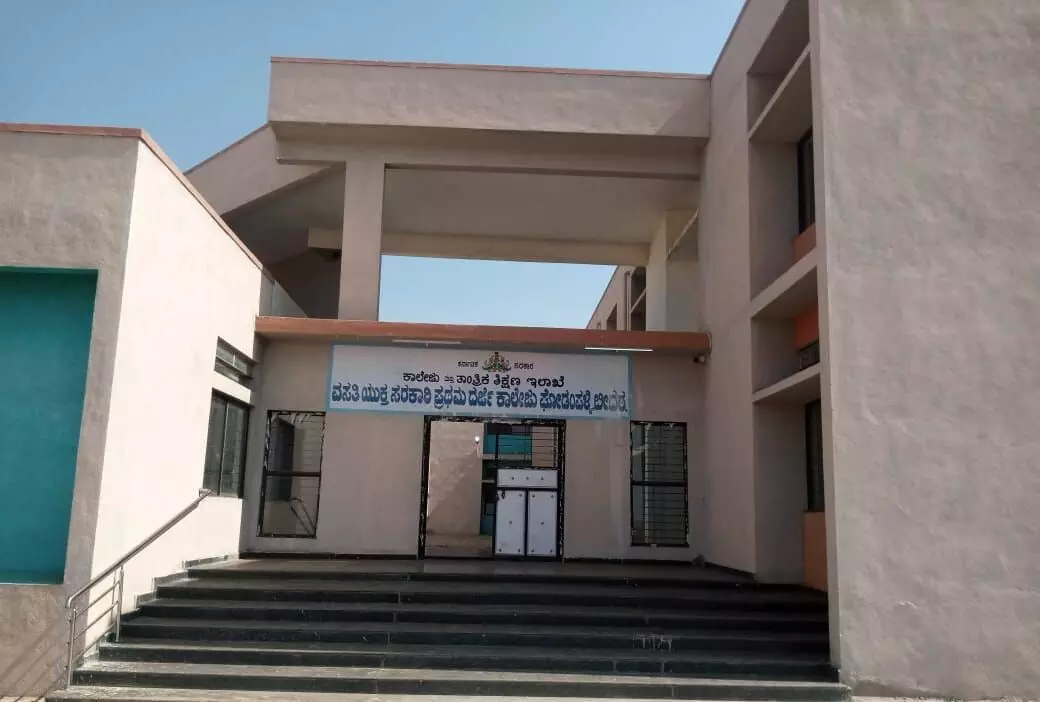 ಕಟ್ಟಡ ಪೂರ್ಣಗೊಂಡು ಎರಡು ವರ್ಷ ಕಳೆದರೂ ಉದ್ಘಾಟನಾ ಭಾಗ್ಯ ಕಾಣದ ವಸತಿ ನಿಲಯ; ವಿದ್ಯಾರ್ಥಿಗಳ ಶಿಕ್ಷಣಕ್ಕೆ ಕುತ್ತು