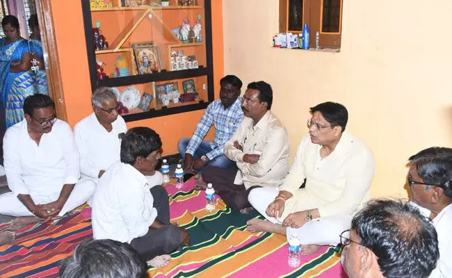 ಕಲಬುರಗಿ | ಬಾಲಕಿ ಆತ್ಮಹತ್ಯೆ ಪ್ರಕರಣ : ನೊಂದ ಕುಟುಂಬಕ್ಕೆ ಶಾಸಕ ಡಾ.ಅಜಯ್ ಸಿಂಗ್ ಸಾಂತ್ವನ ಕಲಬುರಗಿ | ಬಾಲಕಿ ಆತ್ಮಹತ್ಯೆ ಪ್ರಕರಣ : ನೊಂದ ಕುಟುಂಬಕ್ಕೆ ಶಾಸಕ ಡಾ.ಅಜಯ್ ಸಿಂಗ್ ಸಾಂತ್ವನ