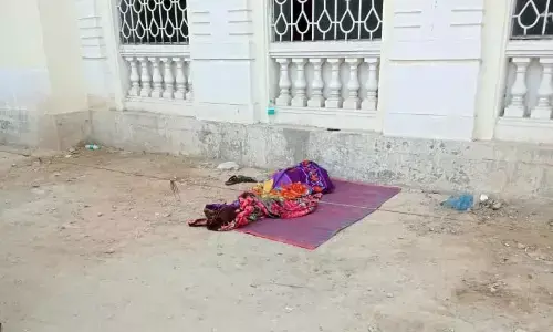 ಮೈಸೂರು: ಪತ್ನಿಯನ್ನು ಹೆರಿಗೆಗೆ ದಾಖಲಿಸಿ ಕೊರೆಯುವ ಚಳಿಯಲ್ಲಿ ಆಸ್ಪತ್ರೆಯ ಆವರಣದಲ್ಲಿ ಮಲಗಿದ್ದ ಪತಿ ಮೃತ್ಯು