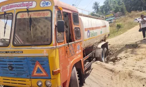 ಕಲ್ಲಡ್ಕ | ಚರಂಡಿಗೆ ಬಿದ್ದ ಟ್ಯಾಂಕರ್: ಡೀಸೆಲ್ ಸೋರಿಕೆ; ಸಂಚಾರ ಅಸ್ತವ್ಯಸ್ತ