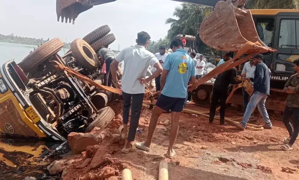 ಕುಂದಾಪುರ ರಿಂಗ್ ರೋಡ್ ಕಾಮಗಾರಿ ವೇಳೆ ಪಂಚಗಂಗಾವಳಿ ನದಿಗೆ ಮಗುಚಿದ ಟಿಪ್ಪರ್