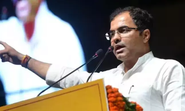 ಹೊಸದಿಲ್ಲಿ | ಮತದಾರರಿಗೆ ಶೂ ಹಂಚಿಕೆ ವೀಡಿಯೊ ವೈರಲ್: ಬಿಜೆಪಿ ಅಭ್ಯರ್ಥಿ ಪರ್ವೇಶ್ ವರ್ಮಾ ವಿರುದ್ಧ ಪ್ರಕರಣ ದಾಖಲು