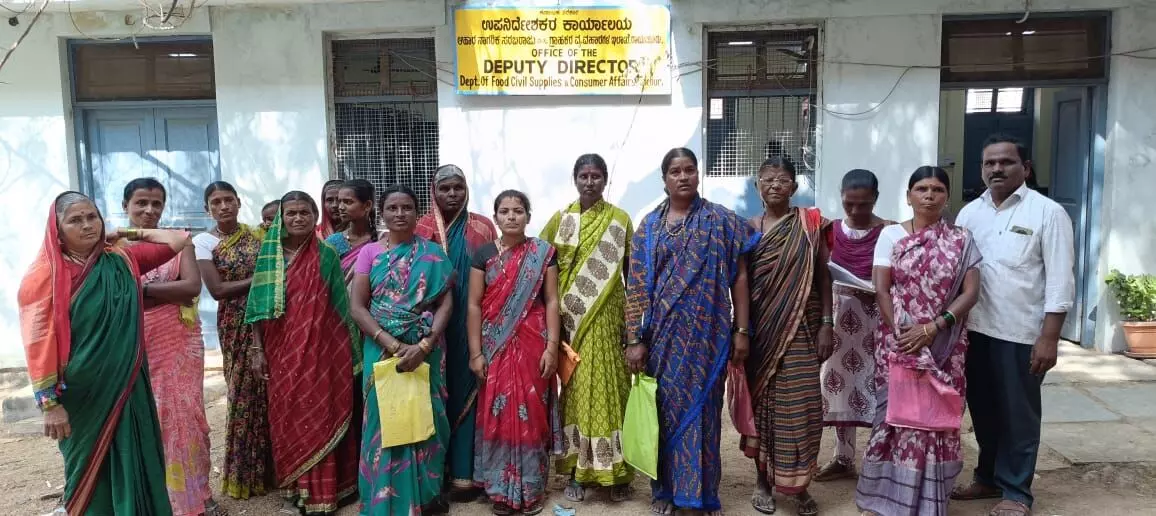 ಸಿಂಧನೂರು: ಪಡಿತರ ವಿತರಣೆಯಲ್ಲಿ ಮೋಸ ಆರೋಪ; ಕ್ರಮಕ್ಕೆ ಒತ್ತಾಯಿಸಿ ಮನವಿ ಸಲ್ಲಿಸಿದ ಮಹಿಳಾ ಸಂಘಟನೆ