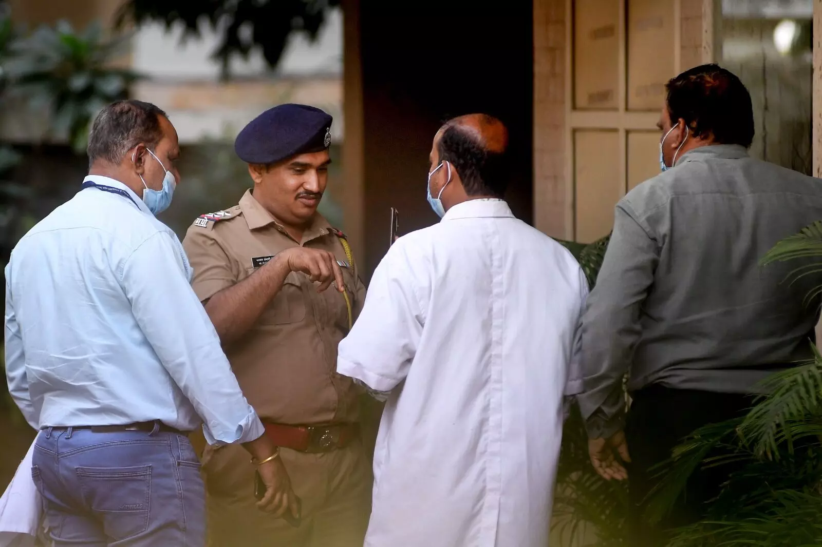 Photo of Police and official at Saif Ali Khan House