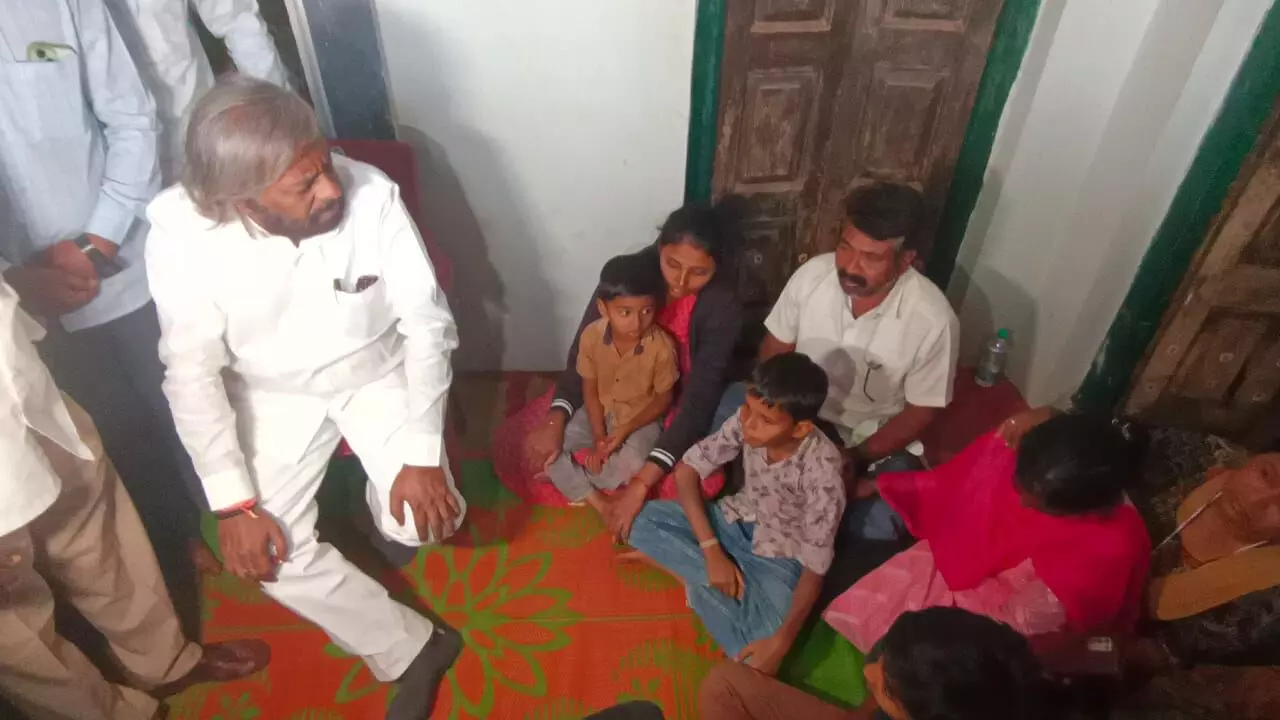 ಬೀದರ್ | ಎಟಿಎಂ ದರೋಡೆ ಪ್ರಕಾರಣ : ಗುಂಡೇಟಿನಲ್ಲಿ ಮೃತಪಟ್ಟ ಗಿರೀಶ್ ನಿವಾಸಕ್ಕೆ ಈಶ್ವರ್ ಖಂಡ್ರೆ ಭೇಟಿ