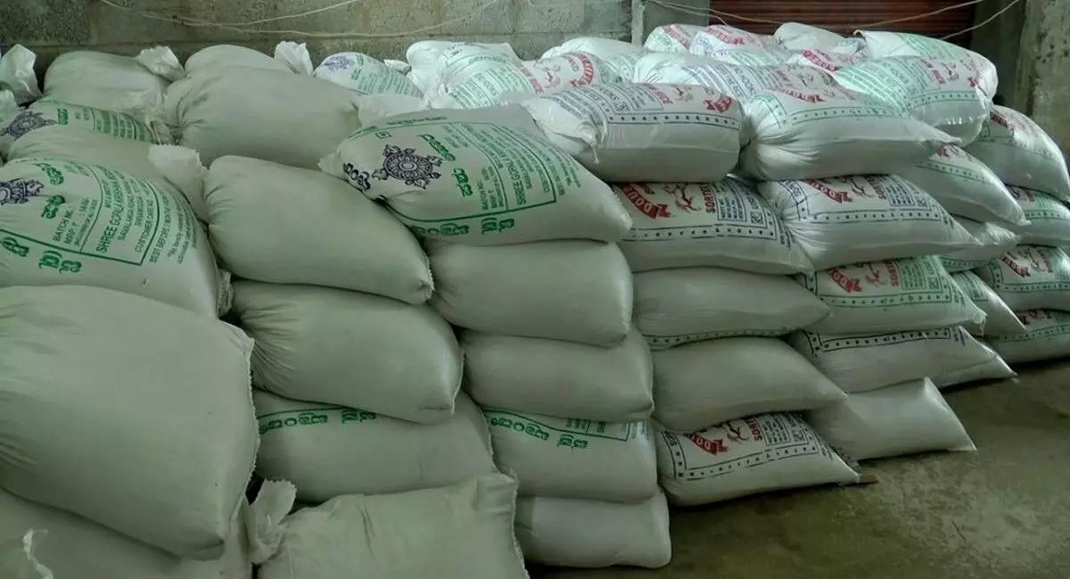 ರೈಸ್ ಮಿಲ್ನಲ್ಲಿ ಅಕ್ರಮ ದಾಸ್ತಾನು ಆರೋಪ: ಪಡಿತರ ಅಕ್ಕಿ ವಶ ರೈಸ್ ಮಿಲ್ನಲ್ಲಿ ಅಕ್ರಮ ದಾಸ್ತಾನು ಆರೋಪ: ಪಡಿತರ ಅಕ್ಕಿ ವಶ