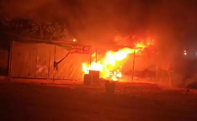 ಬೀದರ್ | ಬೆಂಕಿ ತಗುಲಿ ಗ್ಯಾರೇಜ್, ಎಲೆಕ್ಟ್ರಿಕಲ್ ಅಂಗಡಿ ಸುಟ್ಟು ಭಸ್ಮ ಬೀದರ್ | ಬೆಂಕಿ ತಗುಲಿ ಗ್ಯಾರೇಜ್, ಎಲೆಕ್ಟ್ರಿಕಲ್ ಅಂಗಡಿ ಸುಟ್ಟು ಭಸ್ಮ