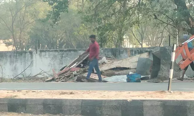 ರಾಯಚೂರು | ಮಹಾನಗರ ಪಾಲಿಕೆಯಿಂದ ರಸ್ತೆ ಬದಿಯ ಗೂಡು ಅಂಗಡಿಗಳ ತೆರವು ಕಾರ್ಯಚರಣೆ