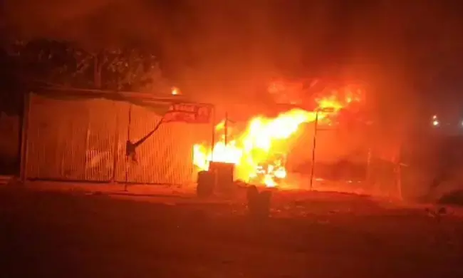 ಬೀದರ್ | ಬೆಂಕಿ ತಗುಲಿ ಗ್ಯಾರೇಜ್, ಎಲೆಕ್ಟ್ರಿಕಲ್ ಅಂಗಡಿ ಸುಟ್ಟು ಭಸ್ಮ