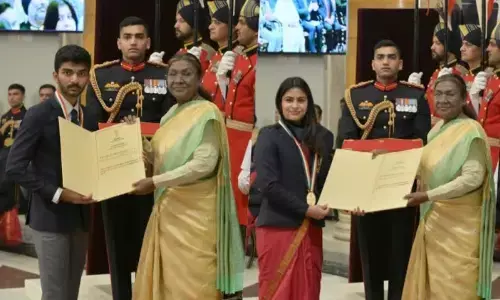 Photo of Manu Bhaker and D Gukesh recieving khel ratna
