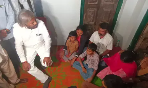 ಬೀದರ್ | ಎಟಿಎಂ ದರೋಡೆ ಪ್ರಕಾರಣ : ಗುಂಡೇಟಿನಲ್ಲಿ ಮೃತಪಟ್ಟ ಗಿರೀಶ್ ನಿವಾಸಕ್ಕೆ ಈಶ್ವರ್ ಖಂಡ್ರೆ ಭೇಟಿ