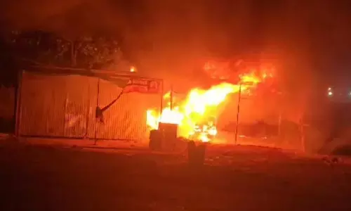 ಬೀದರ್ | ಬೆಂಕಿ ತಗುಲಿ ಗ್ಯಾರೇಜ್, ಎಲೆಕ್ಟ್ರಿಕಲ್ ಅಂಗಡಿ ಸುಟ್ಟು ಭಸ್ಮ