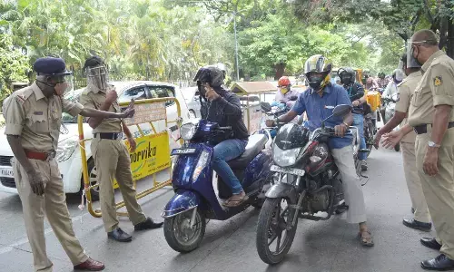 ಹೆಲ್ಮೆಟ್ ಧರಿಸಿಲ್ಲವೆಂದು ಕಾರು, ಆಟೊ ಮಾಲಕರಿಗೆ ದಂಡ!