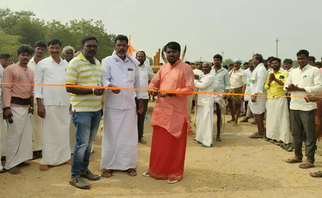 ರಾಯಚೂರು | ಎತ್ತಿನ ಗಿರ್ಕಿ ಬಂಡಿ ಸ್ಪರ್ಧೆಗೆ ಅಭಿನವ ಶ್ರೀ ಚಾಲನೆ ರಾಯಚೂರು | ಎತ್ತಿನ ಗಿರ್ಕಿ ಬಂಡಿ ಸ್ಪರ್ಧೆಗೆ ಅಭಿನವ ಶ್ರೀ ಚಾಲನೆ