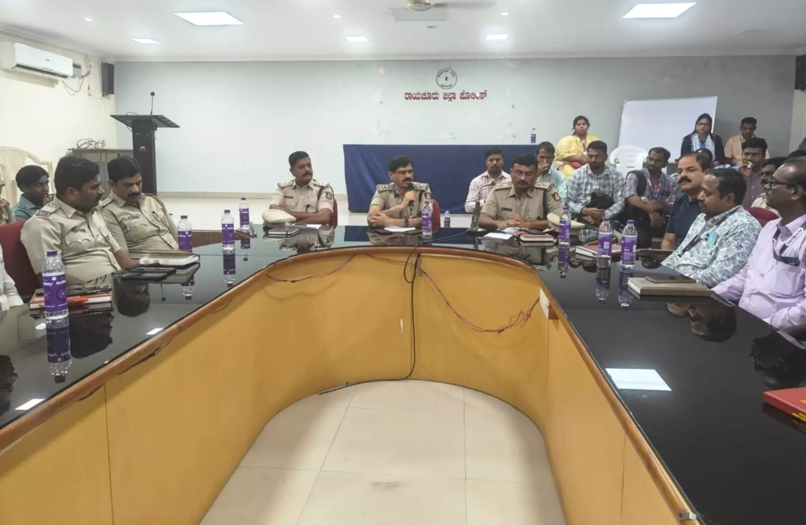 ಬೀದರ್ ದರೋಡೆ ಪ್ರಕರಣ | ರಾಯಚೂರಿನಲ್ಲಿ ಎಸ್ಪಿ ಅಧ್ಯಕ್ಷತೆಯಲ್ಲಿ ಬ್ಯಾಂಕ್ ಅಧಿಕಾರಿಗಳ ಸಭೆ ಬೀದರ್ ದರೋಡೆ ಪ್ರಕರಣ | ರಾಯಚೂರಿನಲ್ಲಿ ಎಸ್ಪಿ ಅಧ್ಯಕ್ಷತೆಯಲ್ಲಿ ಬ್ಯಾಂಕ್ ಅಧಿಕಾರಿಗಳ ಸಭೆ