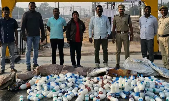 ರಾಯಚೂರು | ರೈಲ್ವೆ ನಿಲ್ದಾಣದಲ್ಲಿ ಅಬಕಾರಿ ಅಧಿಕಾರಿಗಳ ದಾಳಿ : 250 ಲೀಟರ್ ಕಲಬೆರಕೆ ಸೇಂದಿ ವಶ