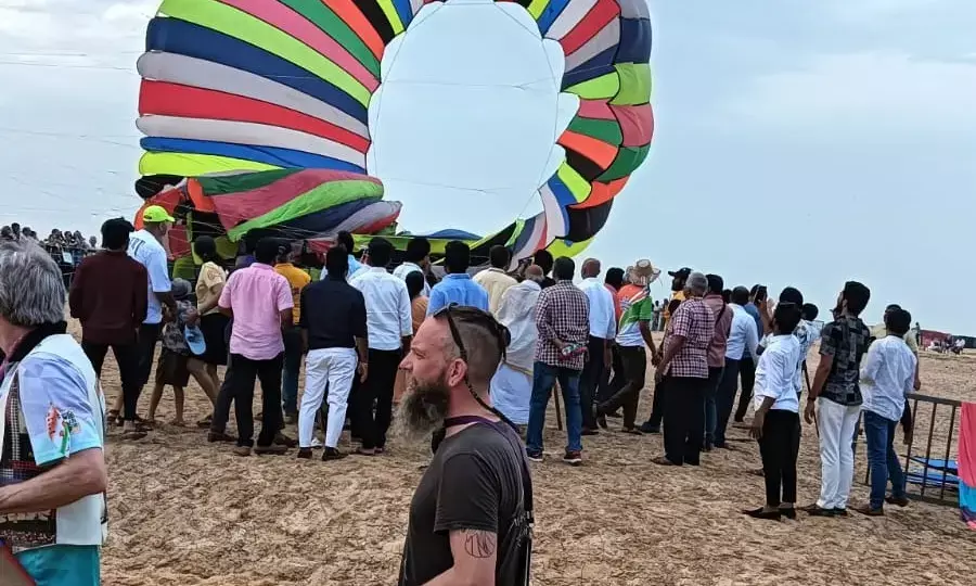 ಅಂತಾರಾಷ್ಟ್ರೀಯ ಗಾಳಿಪಟ ಉತ್ಸವ: ಅಡ್ಡಿಯಾದ ಮಳೆ, ಮೋಡ ಕವಿದ ವಾತಾವರಣ