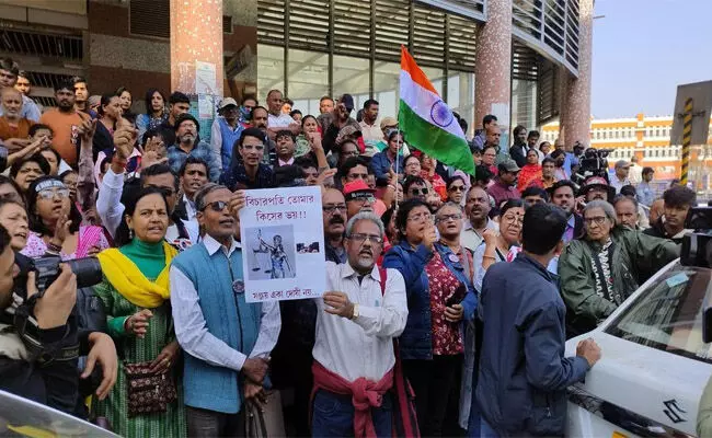 ಆರ್ ಜಿ ಕರ್ ಆಸ್ಪತ್ರೆಯಲ್ಲಿ ಅತ್ಯಾಚಾರ, ಹತ್ಯೆ ಪ್ರಕರಣ | ನಮಗೆ ಪರಿಹಾರ ಬೇಡ, ನ್ಯಾಯ ಬೇಕು: ಸಂತ್ರಸ್ತೆಯ ಕುಟುಂಬ ಆರ್ ಜಿ ಕರ್ ಆಸ್ಪತ್ರೆಯಲ್ಲಿ ಅತ್ಯಾಚಾರ, ಹತ್ಯೆ ಪ್ರಕರಣ | ನಮಗೆ ಪರಿಹಾರ ಬೇಡ, ನ್ಯಾಯ ಬೇಕು: ಸಂತ್ರಸ್ತೆಯ ಕುಟುಂಬ