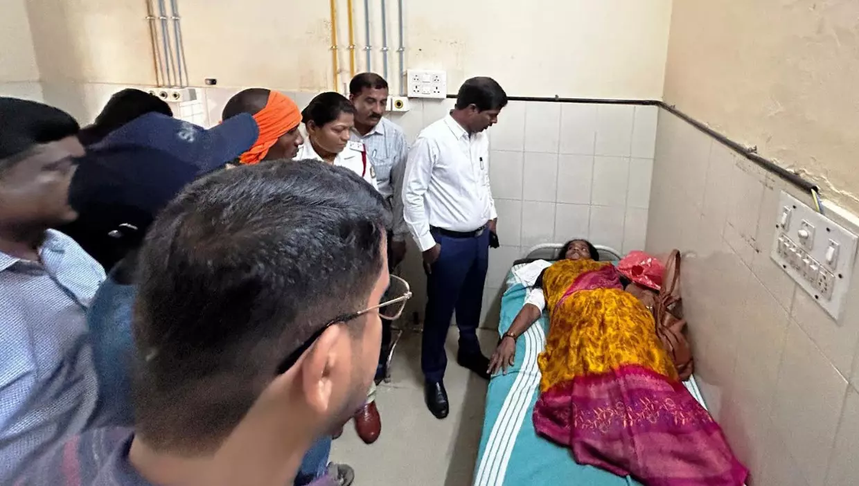 ಮಂಡ್ಯ | ರಸ್ತೆಬದಿಗೆ ಉರುಳಿದ  ಸಾರಿಗೆ ಬಸ್;  33 ಮಂದಿಗೆ ಗಾಯ