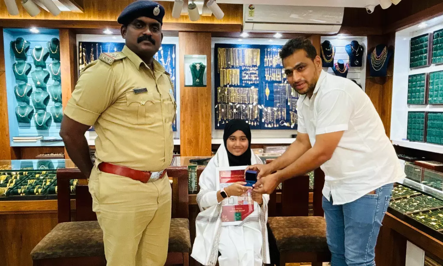 ಸುರತ್ಕಲ್‌: ನೊಬೆಲ್ ವರ್ಲ್ಡ್ ರೆಕಾರ್ಡ್ ಸಾಧಕಿ ಅಡ್ಡೂರಿನ ಫಾತಿಮಾ ನಜಾಫ್‌ಗೆ ಸನ್ಮಾನ