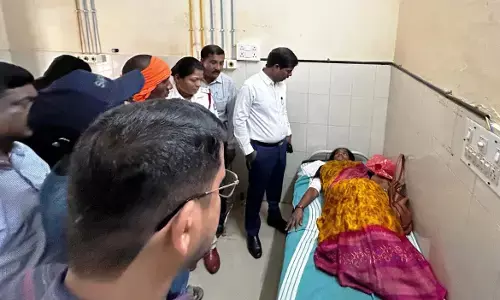 ಮಂಡ್ಯ | ರಸ್ತೆಬದಿಗೆ ಉರುಳಿದ  ಸಾರಿಗೆ ಬಸ್;  33 ಮಂದಿಗೆ ಗಾಯ