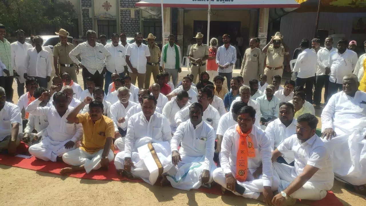 ಕಲಬುರಗಿ: ಬ್ಯಾನರ್ ಹರಿದು, ಕಿತ್ತೊಯ್ದ ಕಿಡಿಗೇಡಿಗಳನ್ನು ಬಂಧಿಸಲು ಆಗ್ರಹ ಕಲಬುರಗಿ: ಬ್ಯಾನರ್ ಹರಿದು, ಕಿತ್ತೊಯ್ದ ಕಿಡಿಗೇಡಿಗಳನ್ನು ಬಂಧಿಸಲು ಆಗ್ರಹ