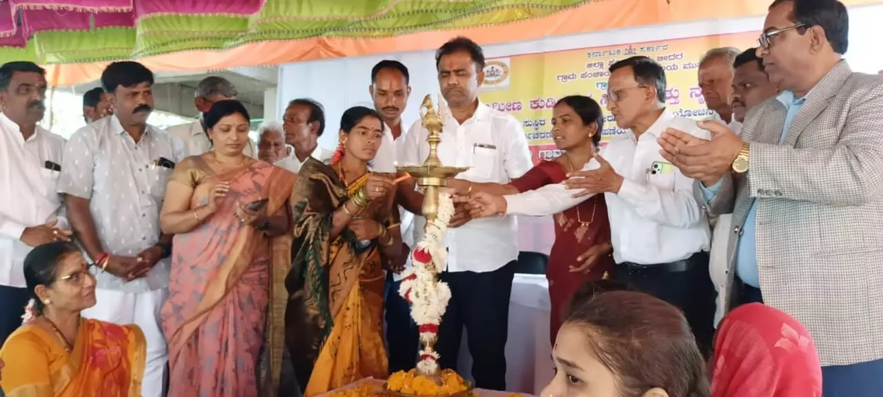 ಮುತ್ತಂಗಿ ಗ್ರಾಮವನ್ನು 24x7 ನೀರು ಸರಬರಾಜು ಗ್ರಾಮ ಎಂದು ಘೋಷಿಸಿದ ಶಾಸಕ ಶೈಲೇಂದ್ರ ಬೆಲ್ದಾಳೆ ಮುತ್ತಂಗಿ ಗ್ರಾಮವನ್ನು 24x7 ನೀರು ಸರಬರಾಜು ಗ್ರಾಮ ಎಂದು ಘೋಷಿಸಿದ ಶಾಸಕ ಶೈಲೇಂದ್ರ ಬೆಲ್ದಾಳೆ