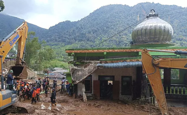 Landslide hits Indonesia