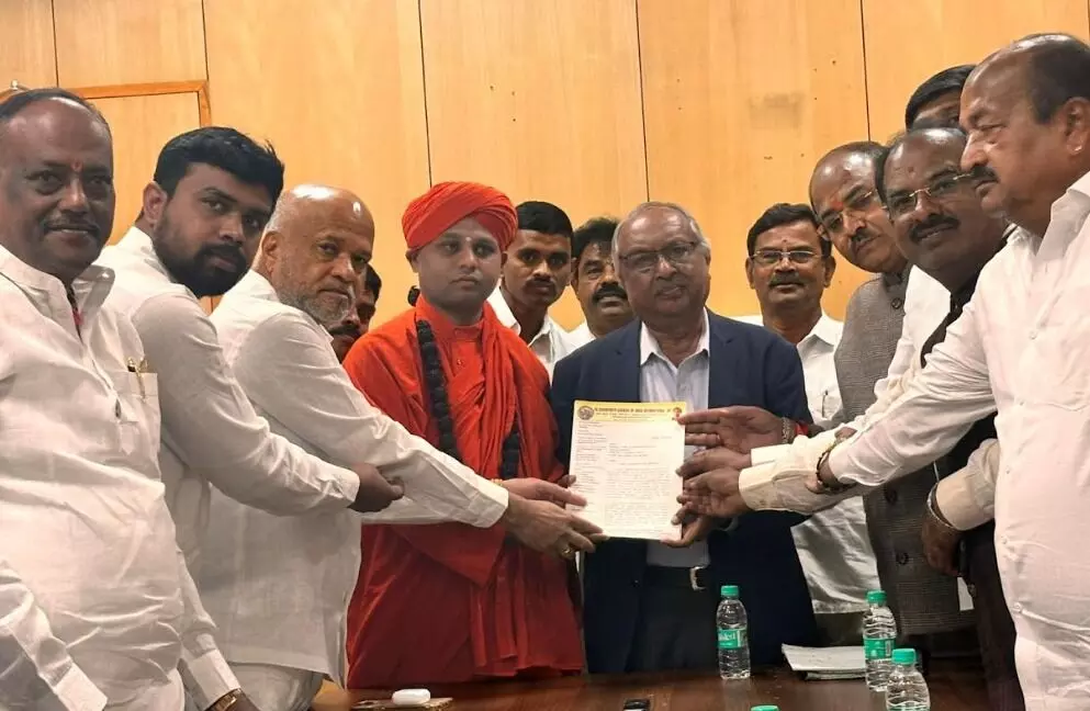 ಪರಿಶಿಷ್ಟರ ಮೀಸಲಾತಿ ವರ್ಗೀಕರಣ | ಹೊಸದಾಗಿ ಸಮೀಕ್ಷೆ ಕೈಗೊಳ್ಳಬೇಕು : ಇಮ್ಮಡಿ ಸಿದ್ದರಾಮೇಶ್ವರ ಸ್ವಾಮೀಜಿ ಪರಿಶಿಷ್ಟರ ಮೀಸಲಾತಿ ವರ್ಗೀಕರಣ | ಹೊಸದಾಗಿ ಸಮೀಕ್ಷೆ ಕೈಗೊಳ್ಳಬೇಕು : ಇಮ್ಮಡಿ ಸಿದ್ದರಾಮೇಶ್ವರ ಸ್ವಾಮೀಜಿ