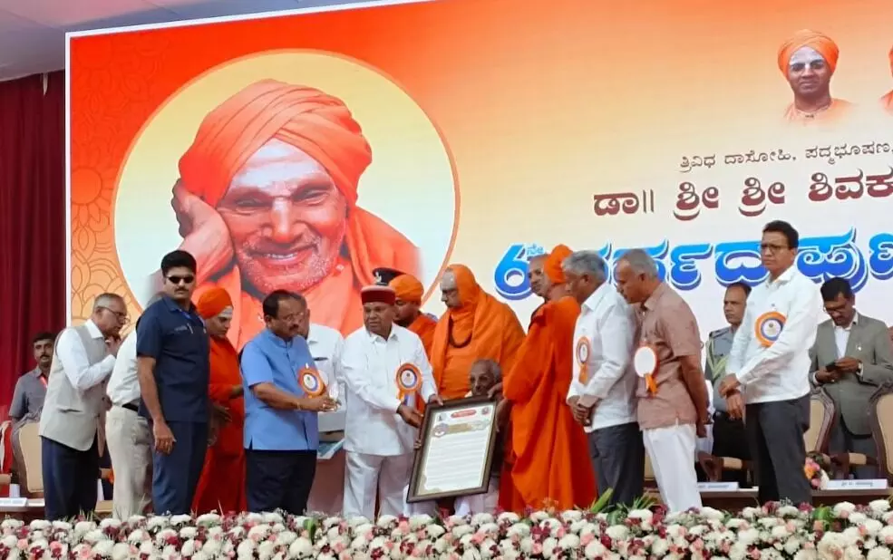ಡಾ.ಶಿವಕುಮಾರ ಸ್ವಾಮೀಜಿಗಳ ಜೀವನ ಎಲ್ಲರಿಗೂ ಸ್ಫೂರ್ತಿ : ರಾಜ್ಯಪಾಲ ಗೆಹ್ಲೋಟ್ ಡಾ.ಶಿವಕುಮಾರ ಸ್ವಾಮೀಜಿಗಳ ಜೀವನ ಎಲ್ಲರಿಗೂ ಸ್ಫೂರ್ತಿ : ರಾಜ್ಯಪಾಲ ಗೆಹ್ಲೋಟ್
