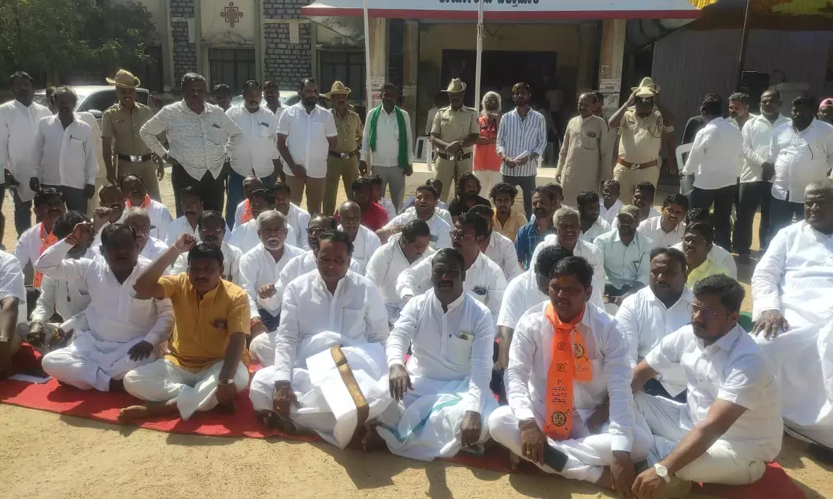 ಕಲಬುರಗಿ: ಅಂಬಿಗರ ಚೌಡಯ್ಯ ಜಯಂತಿಯ ಬ್ಯಾನರ್ ಧ್ವಂಸ; ಕಿಡಿಗೇಡಿಗಳನ್ನು ಬಂಧಿಸಲು ಆಗ್ರಹಿಸಿ ಪ್ರತಿಭಟನೆ