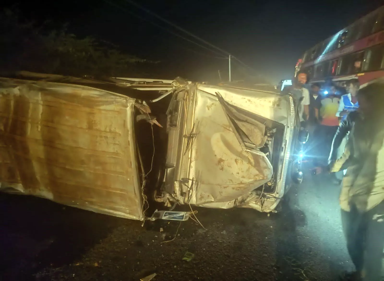 ರಾಯಚೂರು | ಟೈರ್ ಸ್ಫೋಟದಿಂದ ವಾಹನ ಪಲ್ಟಿ: 3 ವಿದ್ಯಾರ್ಥಿಗಳ ಸಹಿತ ನಾಲ್ವರು ಮೃತ್ಯು