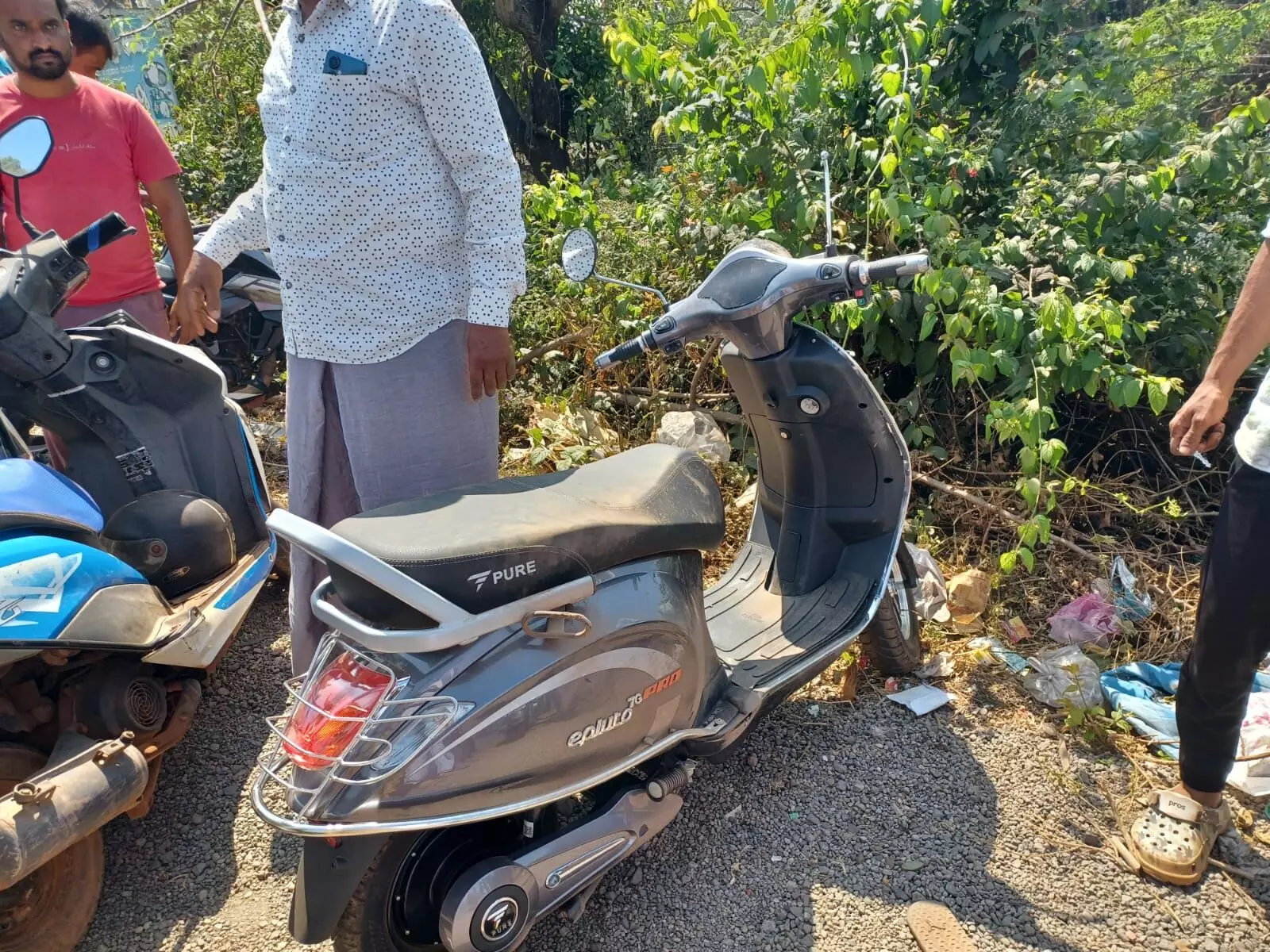 ರಸ್ತೆ ಅಪಘಾತ: ಓರ್ವ ಮಹಿಳೆ ಸೇರಿ ಆರು ಮಂದಿಗೆ ಗಾಯ