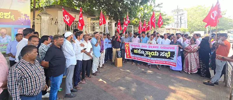 ಮಂಗಳೂರು| ರಾಷ್ಟ್ರೀಯ ಬೀದಿ ವ್ಯಾಪಾರಿಗಳ ದಿನಾಚರಣೆಯ ಅಂಗವಾಗಿ ಹಕ್ಕೊತ್ತಾಯ ಸಭೆ: ಸಂಘಟಕರ ವಿರುದ್ಧ ಪ್ರಕರಣ ದಾಖಲು ಮಂಗಳೂರು| ರಾಷ್ಟ್ರೀಯ ಬೀದಿ ವ್ಯಾಪಾರಿಗಳ ದಿನಾಚರಣೆಯ ಅಂಗವಾಗಿ ಹಕ್ಕೊತ್ತಾಯ ಸಭೆ: ಸಂಘಟಕರ ವಿರುದ್ಧ ಪ್ರಕರಣ ದಾಖಲು