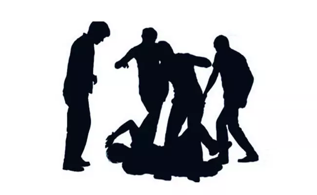 ಉತ್ತರ ಪ್ರದೇಶ | ದರೋಡೆ ಯತ್ನದ ಆರೋಪದಲ್ಲಿ ಯುವಕರನ್ನು ತಲೆ ಕೆಳಗಾಗಿ ಕಟ್ಟಿ ಹಾಕಿ ಥಳಿಸಿದ ಗುಂಪು; ಓರ್ವ ಮೃತ್ಯು ಉತ್ತರ ಪ್ರದೇಶ | ದರೋಡೆ ಯತ್ನದ ಆರೋಪದಲ್ಲಿ ಯುವಕರನ್ನು ತಲೆ ಕೆಳಗಾಗಿ ಕಟ್ಟಿ ಹಾಕಿ ಥಳಿಸಿದ ಗುಂಪು; ಓರ್ವ ಮೃತ್ಯು