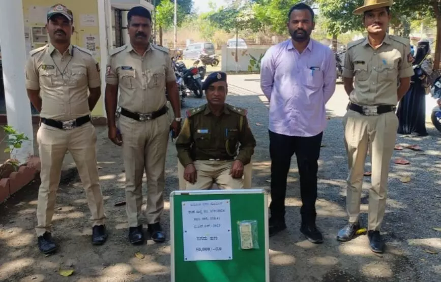 ಕಲಬುರಗಿ | ವೈನ್ ಶಾಪ್ ನಲ್ಲಿ ಕಳ್ಳತನ ಪ್ರಕರಣ: ಆರೋಪಿಯೋರ್ವನ ಬಂಧನ ಕಲಬುರಗಿ | ವೈನ್ ಶಾಪ್ ನಲ್ಲಿ ಕಳ್ಳತನ ಪ್ರಕರಣ: ಆರೋಪಿಯೋರ್ವನ ಬಂಧನ