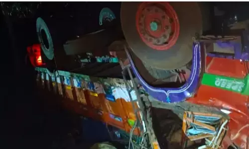 ಯಲ್ಲಾಪುರ: ತರಕಾರಿ ಸಾಗಾಟದ ಲಾರಿ ಪಲ್ಟಿ; 9 ಮಂದಿ ಮೃತ್ಯು, 16 ಮಂದಿ ಗಂಭೀರ