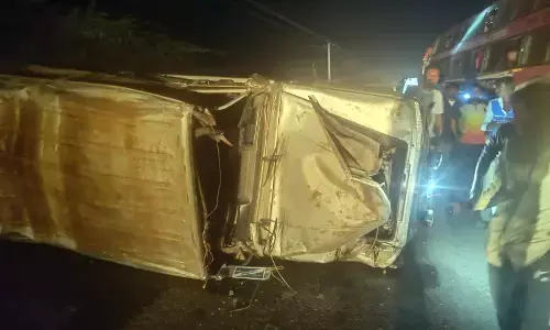 ರಾಯಚೂರು | ಟೈರ್ ಸ್ಫೋಟದಿಂದ ವಾಹನ ಪಲ್ಟಿ: 3 ವಿದ್ಯಾರ್ಥಿಗಳ ಸಹಿತ ನಾಲ್ವರು ಮೃತ್ಯು