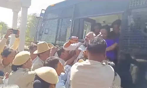 ಕೊಪ್ಪಳ: ಕನಿಷ್ಠ ವೇತನಕ್ಕಾಗಿ ಆಗ್ರಹಿಸಿ ಧರಣಿ; ಹೊರಗುತ್ತಿಗೆ ನೌಕರರ ಬಂಧನ