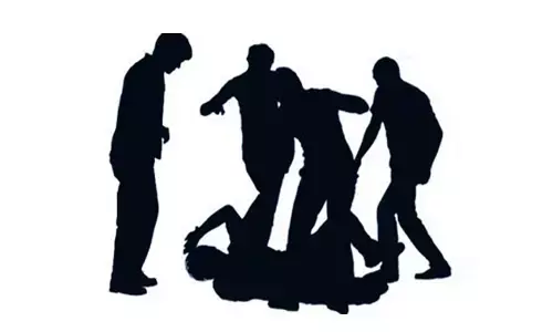 ಉತ್ತರ ಪ್ರದೇಶ | ದರೋಡೆ ಯತ್ನದ ಆರೋಪದಲ್ಲಿ ಯುವಕರನ್ನು ತಲೆ ಕೆಳಗಾಗಿ ಕಟ್ಟಿ ಹಾಕಿ ಥಳಿಸಿದ ಗುಂಪು; ಓರ್ವ ಮೃತ್ಯು