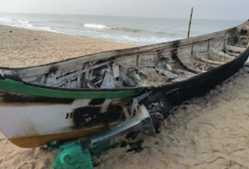 ಕುಂಬಳೆ: ಮೀನುಗಾರಿಕಾ ಬೋಟ್ ಗೆ ಬೆಂಕಿ ಹಚ್ಚಿದ ದುಷ್ಕರ್ಮಿಗಳು; ಪ್ರಕರಣ ದಾಖಲು