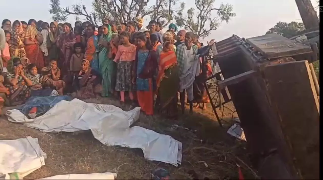 ಟ್ರ್ಯಾಕ್ಟರ್ ಹಾಗೂ ಸಾರಿಗೆ ಬಸ್ ನಡುವೆ ಅಪಘಾತ: ಯುವತಿ ಸಾವು, 18 ಮಂದಿಗೆ ಗಾಯ ಟ್ರ್ಯಾಕ್ಟರ್ ಹಾಗೂ ಸಾರಿಗೆ ಬಸ್ ನಡುವೆ ಅಪಘಾತ: ಯುವತಿ ಸಾವು, 18 ಮಂದಿಗೆ ಗಾಯ