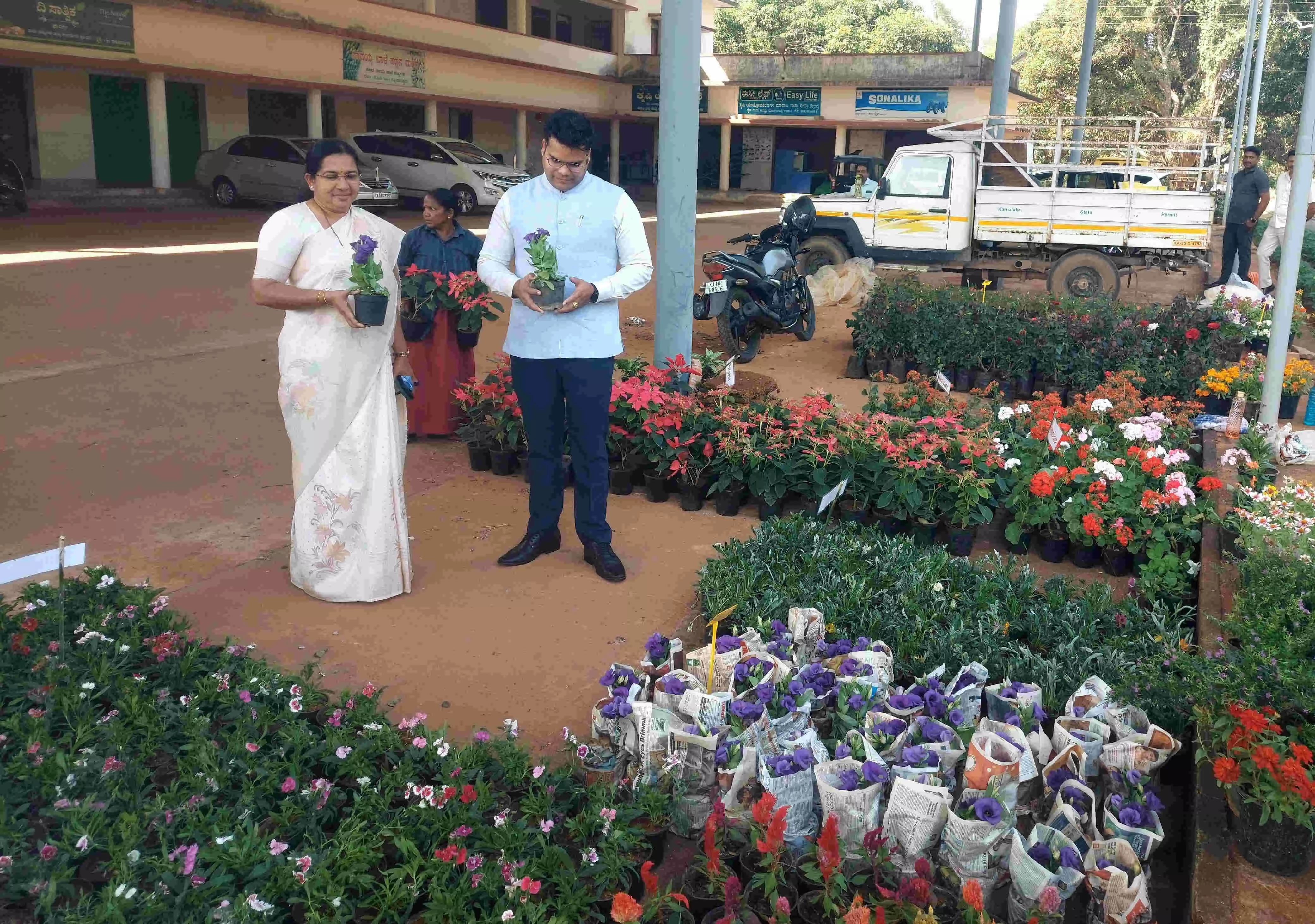 ಜ.25ರಿಂದ 15ನೇ ಫಲಪುಷ್ಪ ಪ್ರದರ್ಶನ: ಪಂಚಗ್ಯಾರಂಟಿ ಯೋಜನೆಗಳ ಪುಷ್ಪ ಕಲಾಕೃತಿ ವಿಶೇಷ ಆಕರ್ಷಣೆ ಜ.25ರಿಂದ 15ನೇ ಫಲಪುಷ್ಪ ಪ್ರದರ್ಶನ: ಪಂಚಗ್ಯಾರಂಟಿ ಯೋಜನೆಗಳ ಪುಷ್ಪ ಕಲಾಕೃತಿ ವಿಶೇಷ ಆಕರ್ಷಣೆ