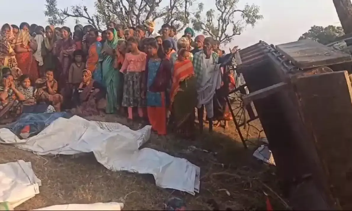 ಟ್ರ್ಯಾಕ್ಟರ್ ಹಾಗೂ ಸಾರಿಗೆ ಬಸ್ ನಡುವೆ ಅಪಘಾತ: ಯುವತಿ ಸಾವು, 18 ಮಂದಿಗೆ ಗಾಯ