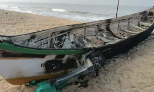 ಕುಂಬಳೆ: ಮೀನುಗಾರಿಕಾ ಬೋಟ್ ಗೆ ಬೆಂಕಿ ಹಚ್ಚಿದ ದುಷ್ಕರ್ಮಿಗಳು; ಪ್ರಕರಣ ದಾಖಲು